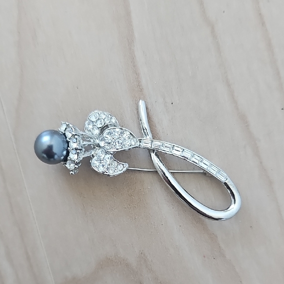 Jewelry - Elegant Silver and Black Pearl Brooch